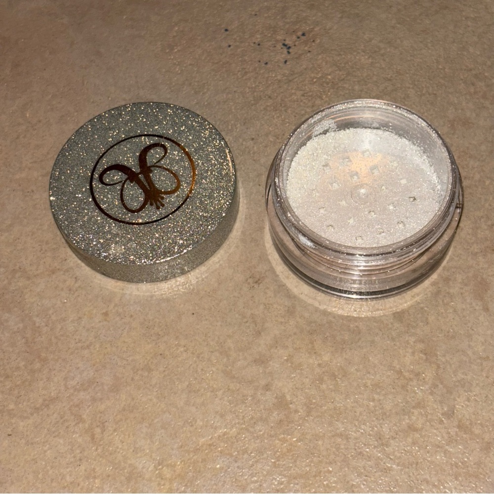 Anastasia Beverly Hills
Loose Highlighter in
Snowflake